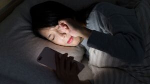 losing-sleep-screens-blue-light-not-culprit