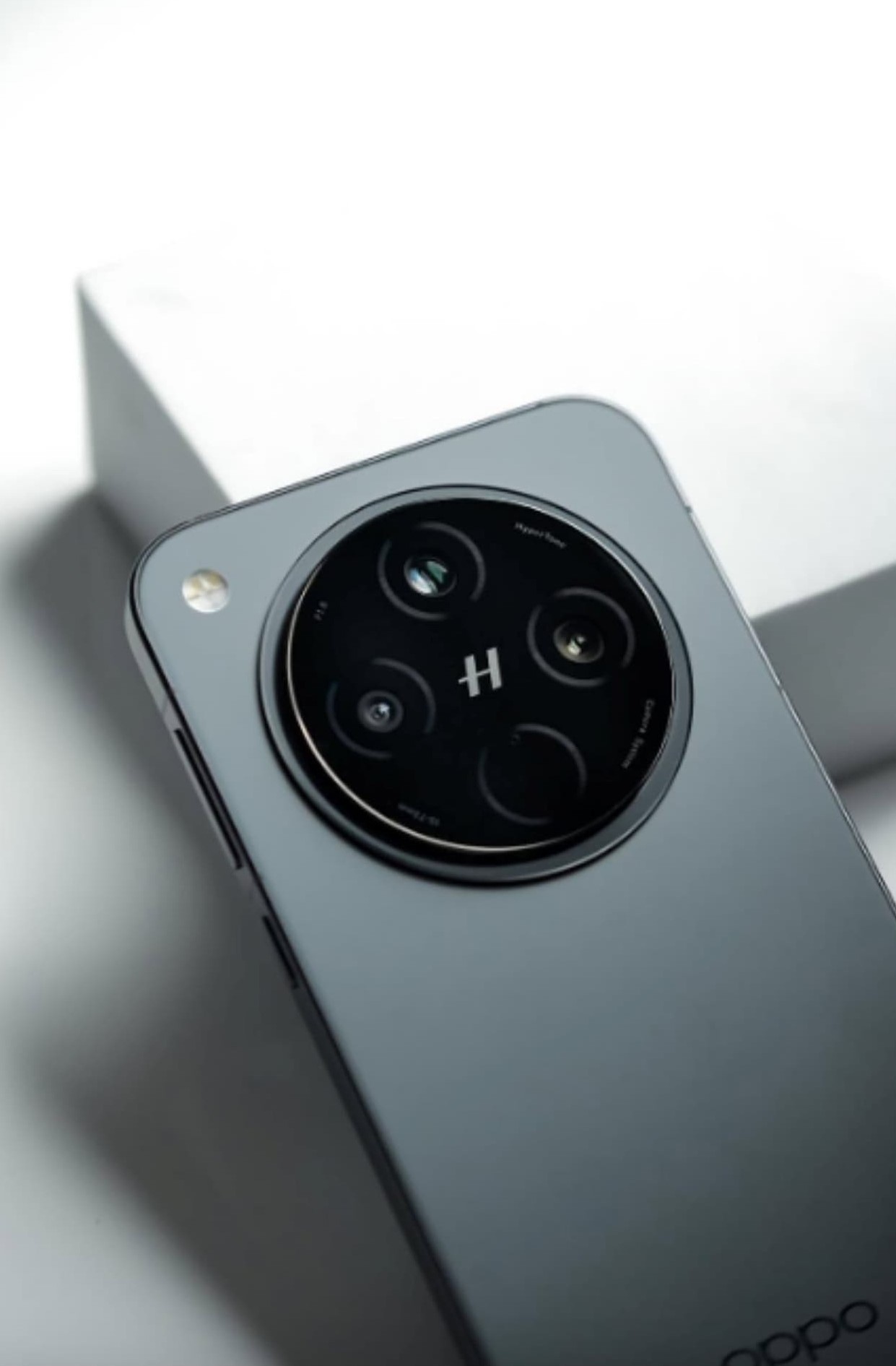 OPPO-Find-X8-now-available-5971