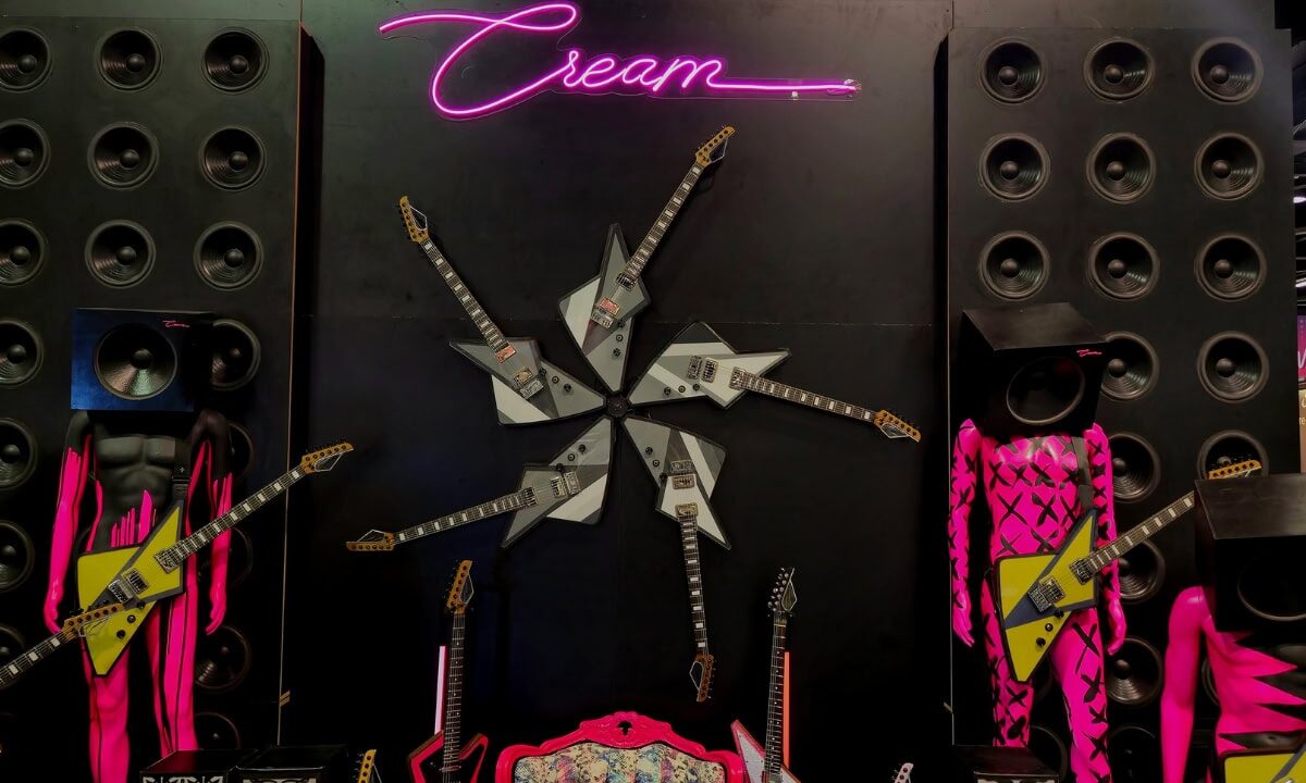 E-Ink-Cream-Color-Changing-Guitars