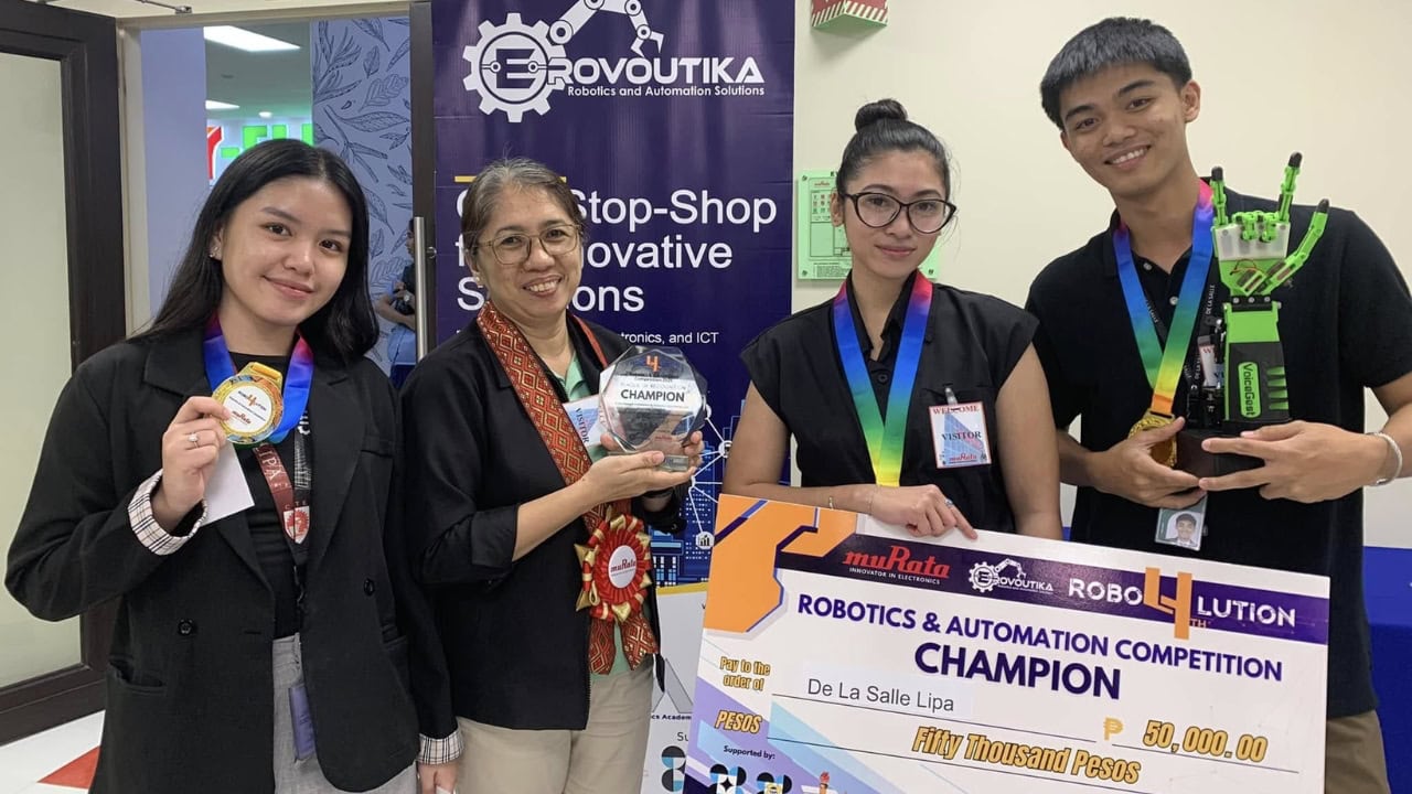 filipino-students-robotic-hand-translates-speech-to-sign-language-2