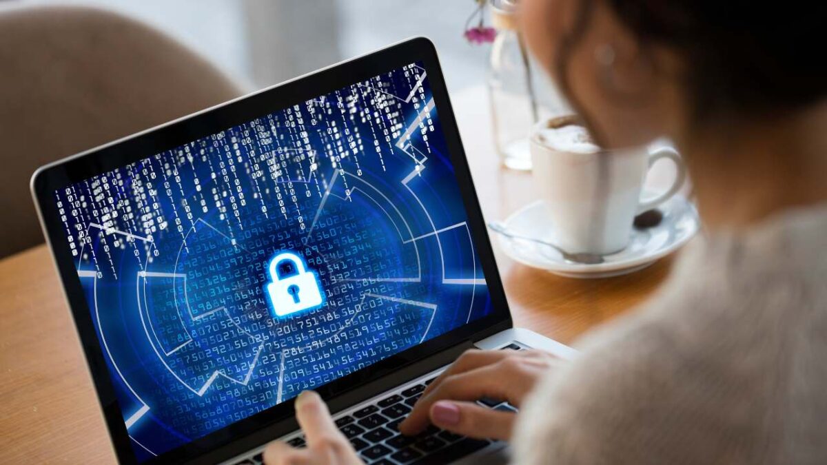 Hacker-uses-fake-browser-extension