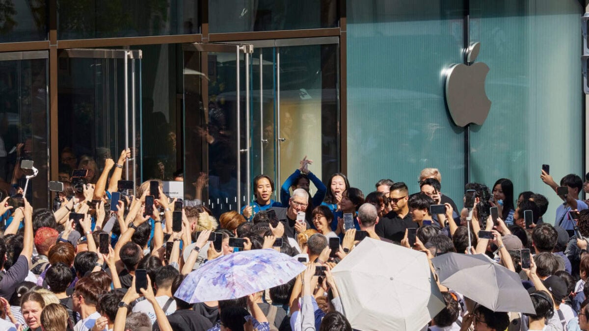 Apple-Samsung-2025-smartphone-market