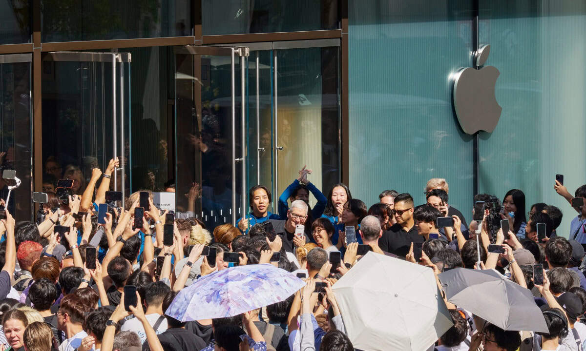 Apple-Samsung-2025-smartphone-market