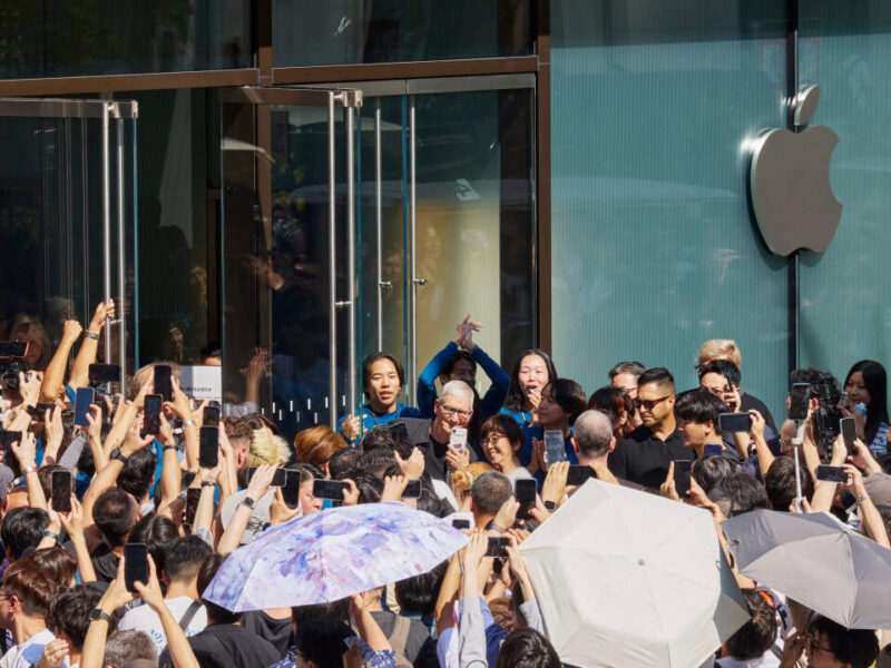 Apple-Samsung-2025-smartphone-market