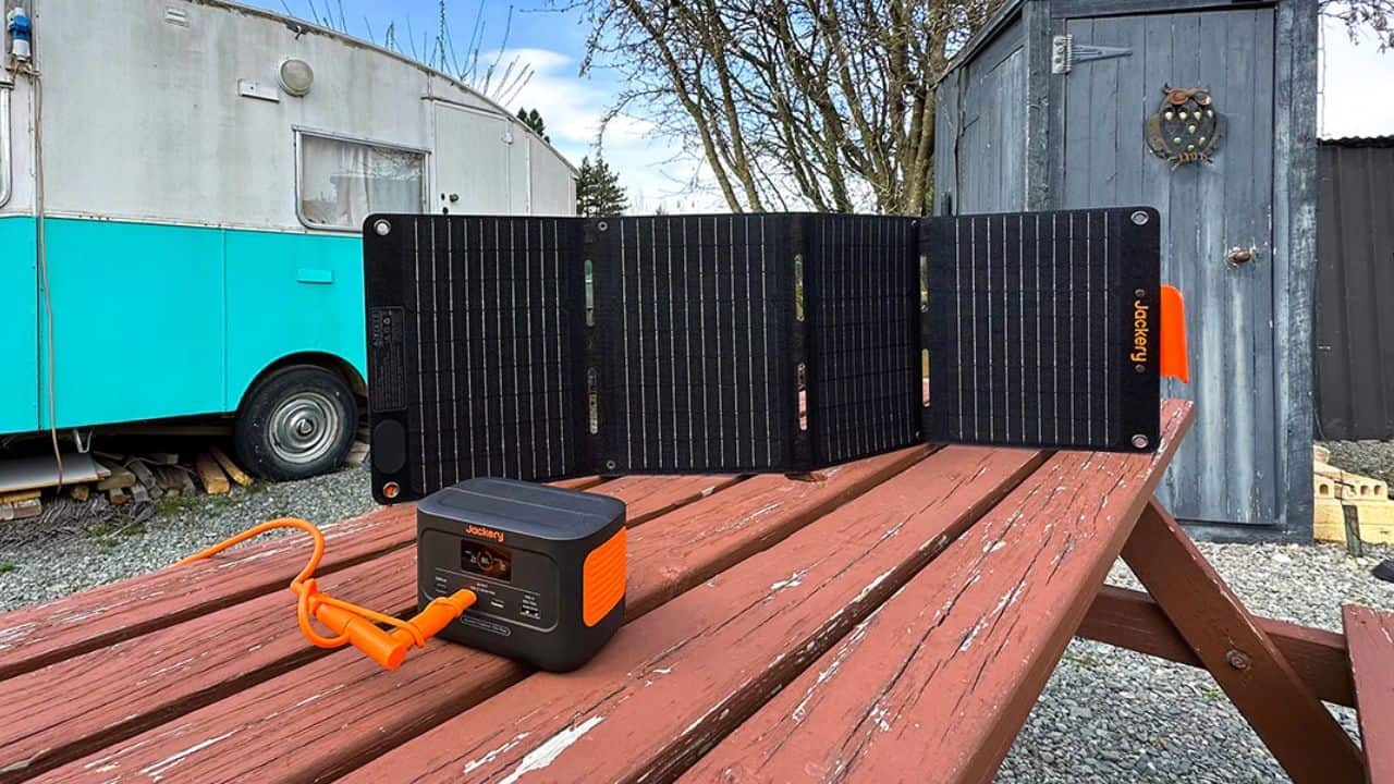 Jackery-Explorer-100-Plus-NoypiGeeks