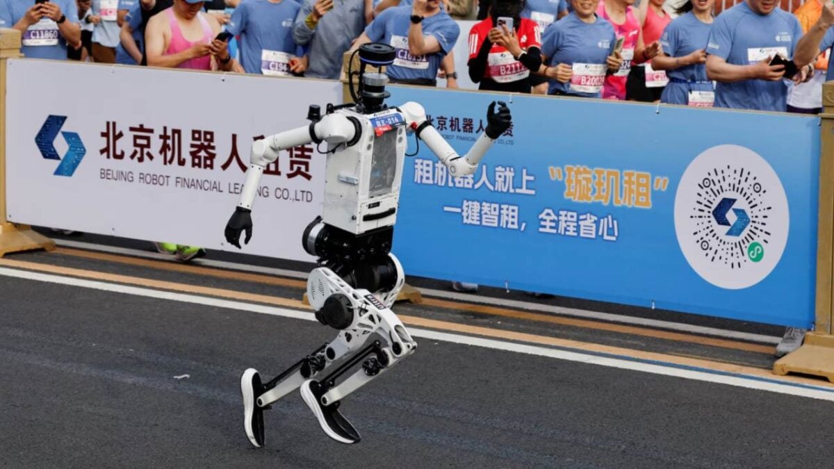 Humanoid-Robot-Half-Marathon