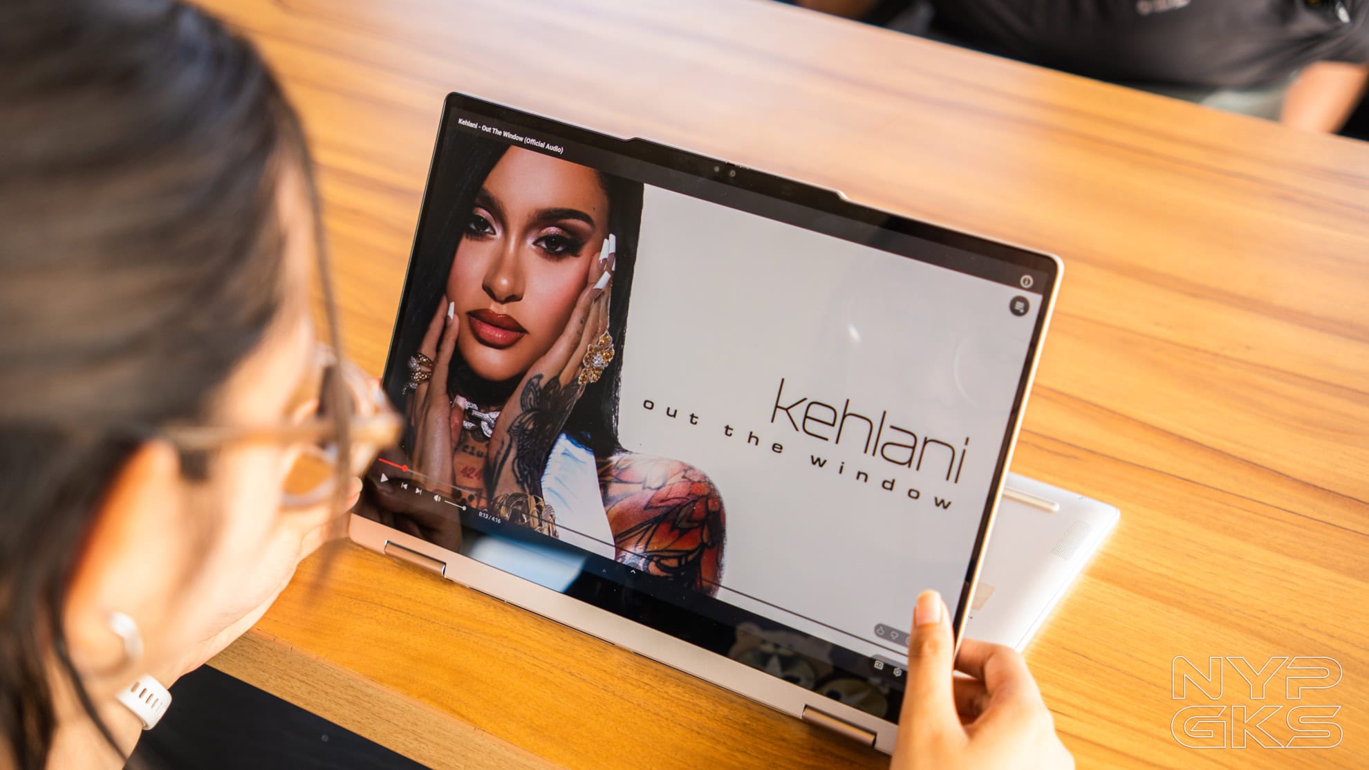 Lenovo-Yoga-7i-2-in-1-Gen-10-Review-Display