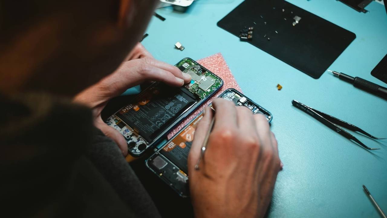 Repairing-phones