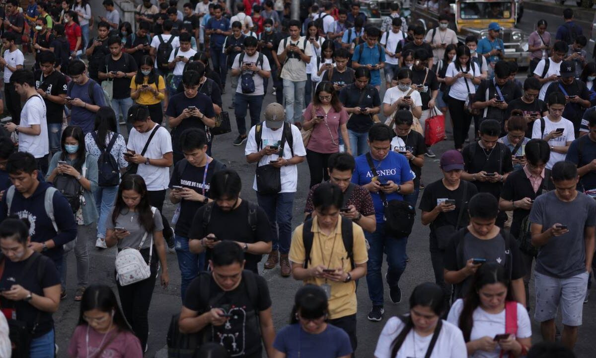 Filipinos-stuck-on-3G