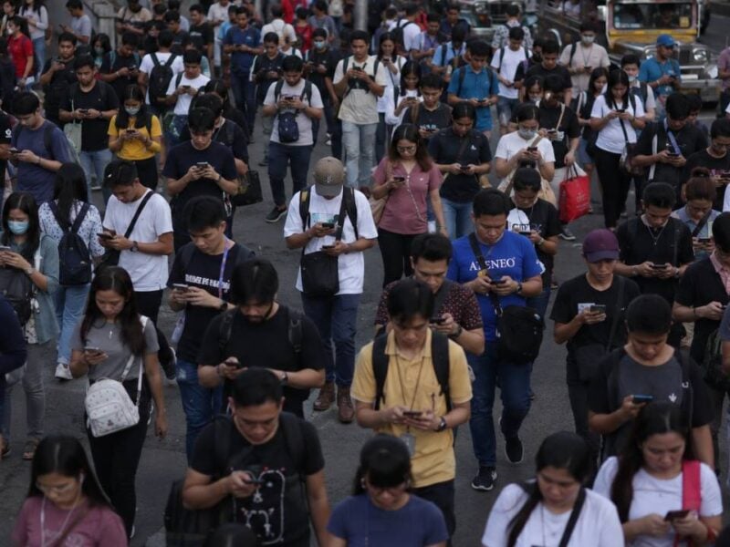 Filipinos-stuck-on-3G