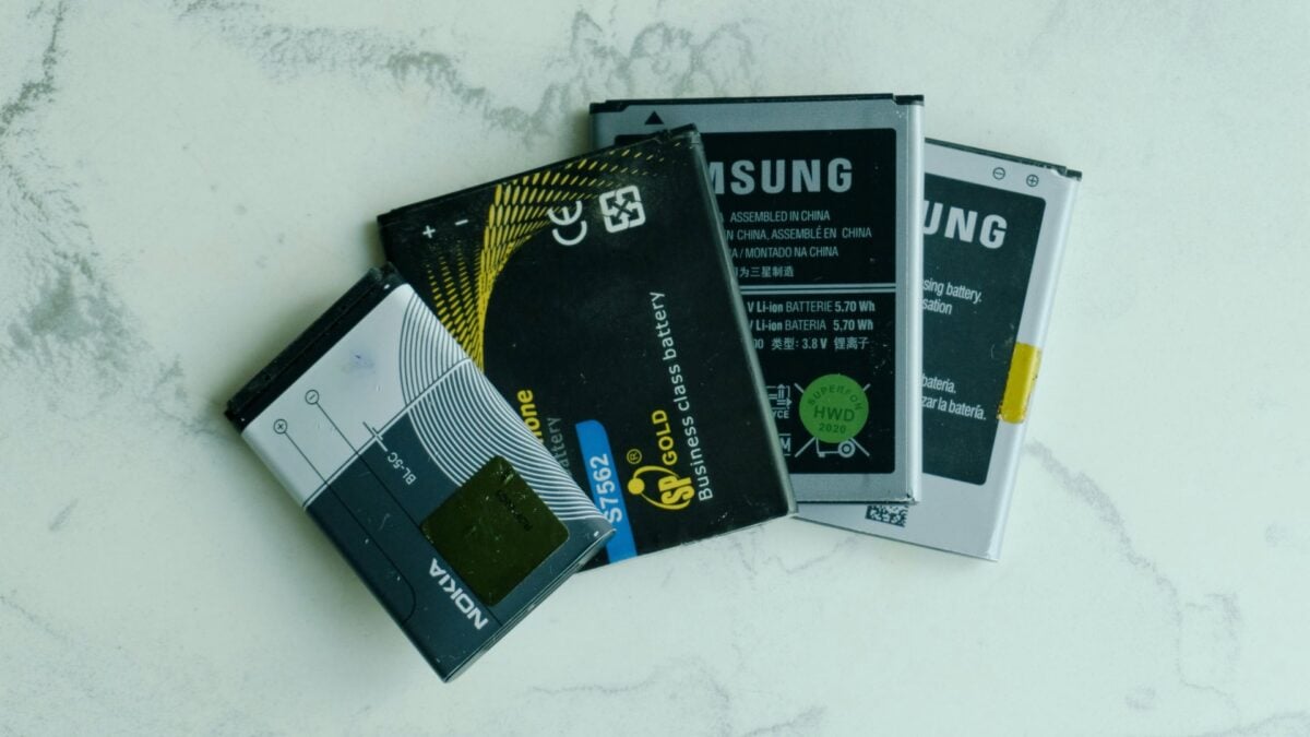 Smartphones-removable-batteries-2027