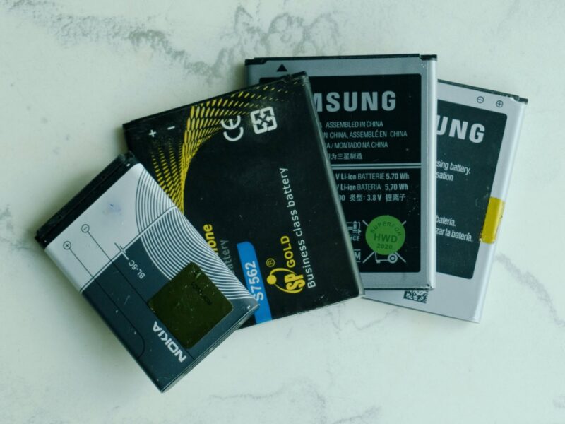 Smartphones-removable-batteries-2027